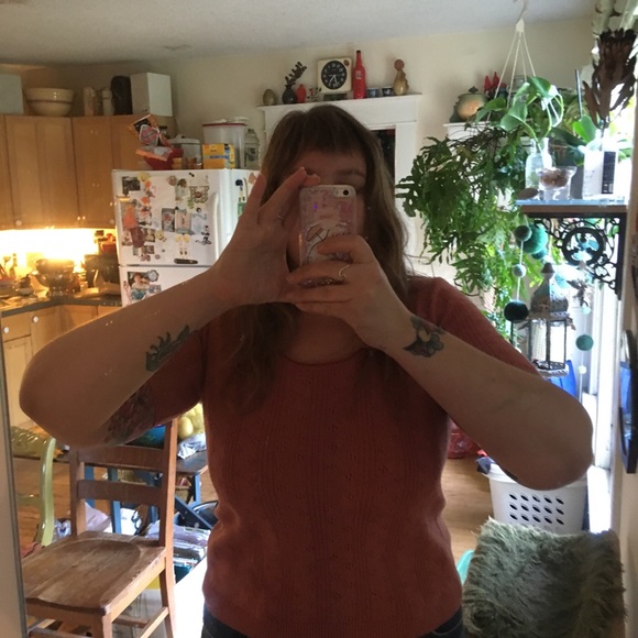 Super Cute Scoop Neck Top! - Picture 6 of 6